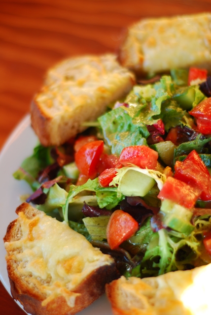 Salad and cheese bread for 4