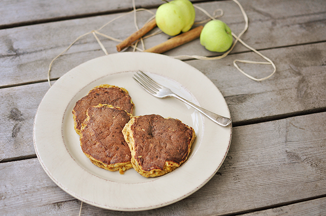 paleo_apple_pie_pancakes3-2